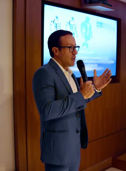 Dr. Felipe Taguti apresentando uma palestra sobre saúde